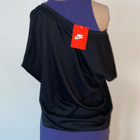 NWT Nike Sportswear Relaxed Fit Logo Swoosh Black Metallic Pewter Gray T-Shirt M - Picture 2 of 9